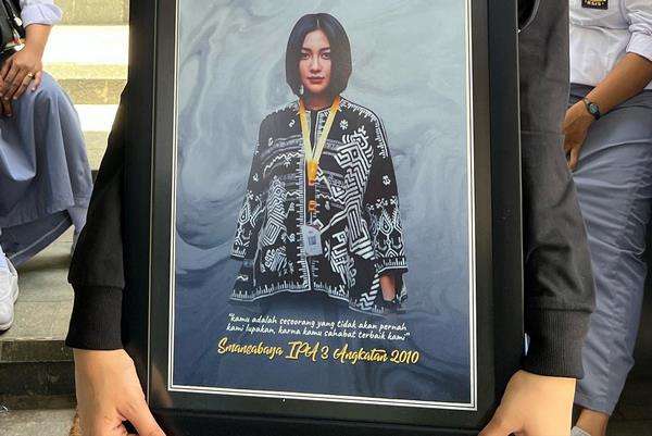 AKP Rita Yuliana kenakan seragam sekolah saat reuni SMA.