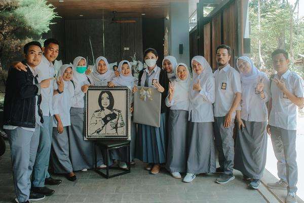 AKP Rita Yuliana kenakan seragam sekolah saat reuni SMA.