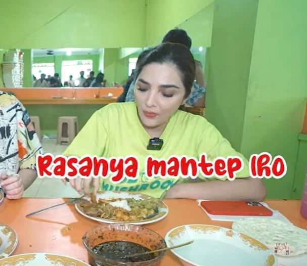 Ashanty makan di warteg