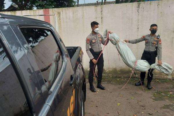 Polisi amankan pocong yang meresahkan warga.