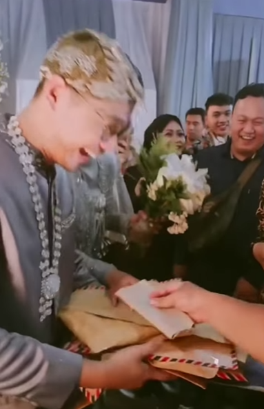 Kerja Jadi HRD, Pengantin Ini Dapat Hadiah Lamaran Kerja dari Tamu Pernikahan