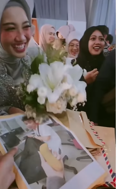 Kerja Jadi HRD, Pengantin Ini Dapat Hadiah Lamaran Kerja dari Tamu Pernikahan