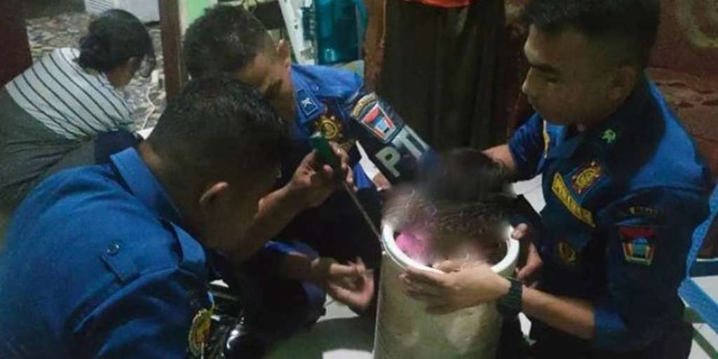 Bocah terjebak di mesin cuci
