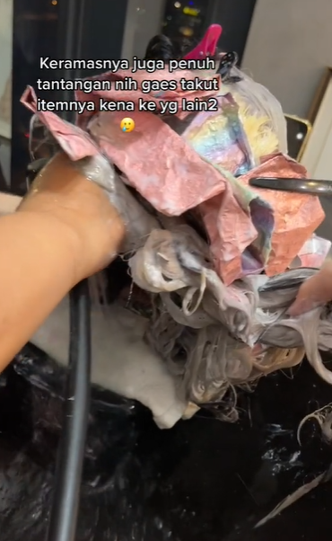 Mewarnai Rambut