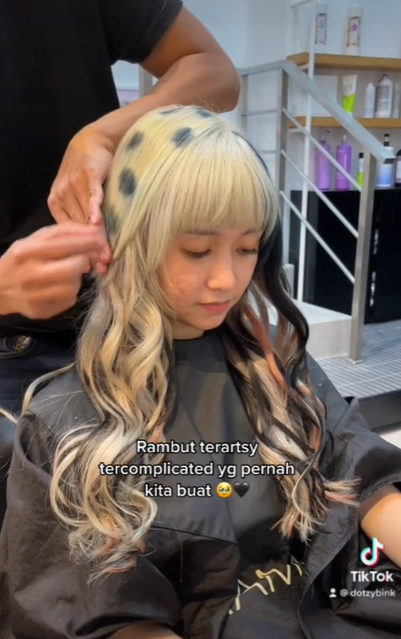 Mewarnai Rambut