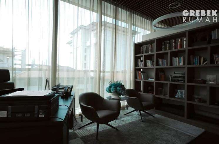 Ruang kerja Indra Ruang kerja Indra