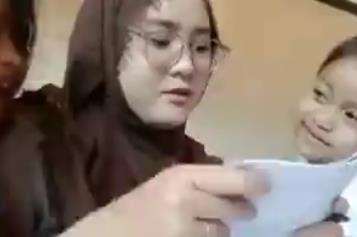 Bu guru cantik bikin gemas murid-muridnya.