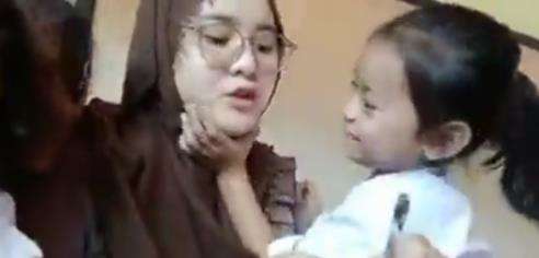 Bu guru cantik bikin gemas murid-muridnya.