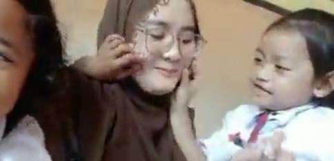 Bu guru cantik bikin gemas murid-muridnya.