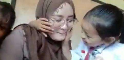 Bu guru cantik bikin gemas murid-muridnya.
