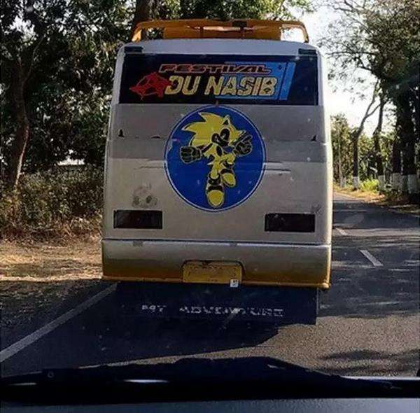 foto 8 tulisan di belakang bodi bus yang bikin salfok