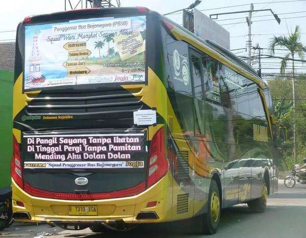 foto 8 tulisan di belakang bodi bus yang bikin salfok
