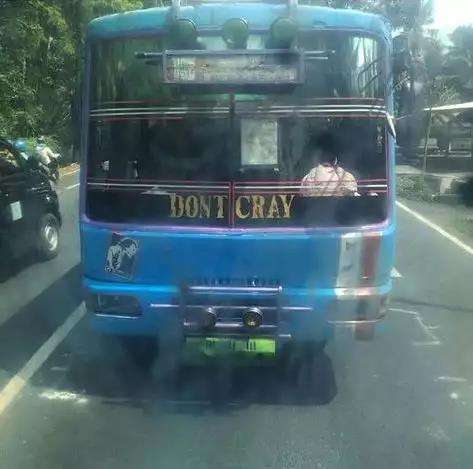 foto 8 tulisan di belakang bodi bus yang bikin salfok