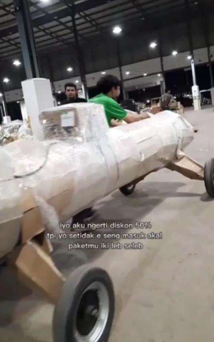 Kurir cuma bisa geleng kepala saat sortir paket bentuk dan ukurannya ekstrem.