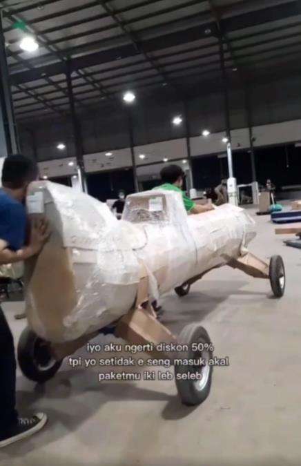 Kurir cuma bisa geleng kepala saat sortir paket bentuk dan ukurannya ekstrem.