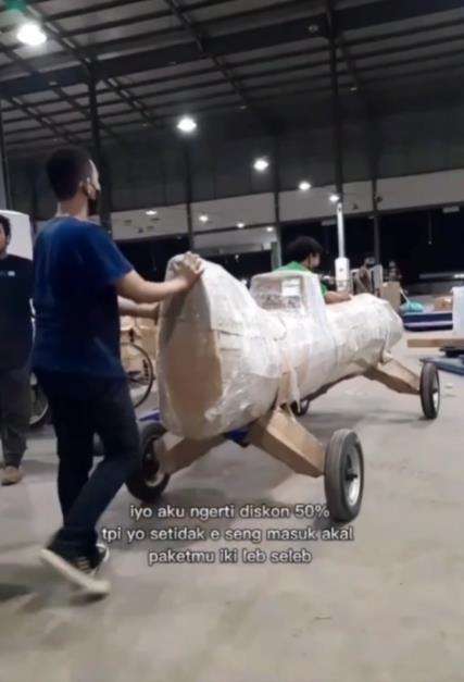 Kurir cuma bisa geleng kepala saat sortir paket bentuk dan ukurannya ekstrem.
