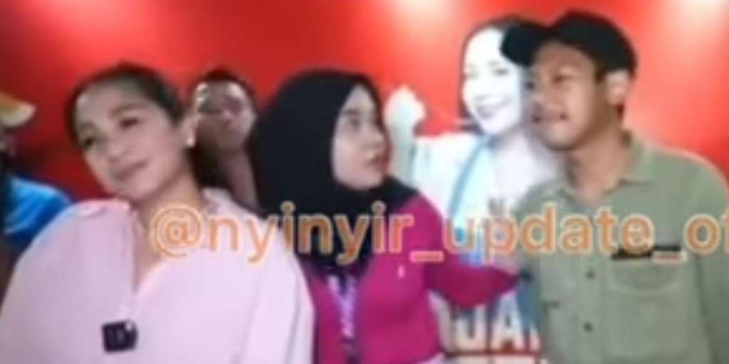 Momen penggemar foto bareng Nagita Slavina.