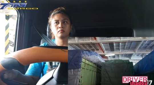 Potret Devi, sosok sopir truk wanita.