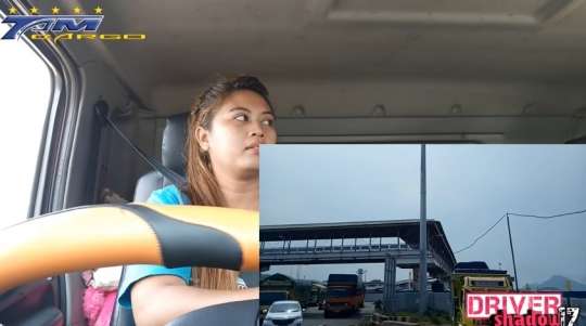 Potret Devi, sosok sopir truk wanita.