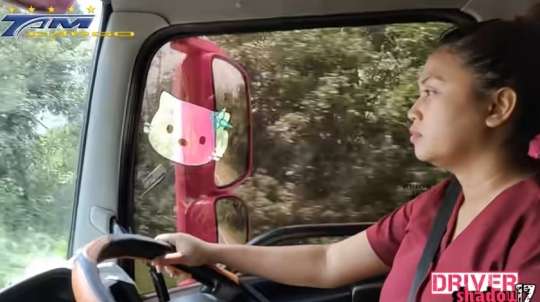 Potret Devi, sosok sopir truk wanita.