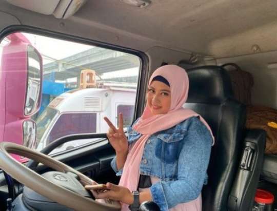 Potret Devi, sosok sopir truk wanita.