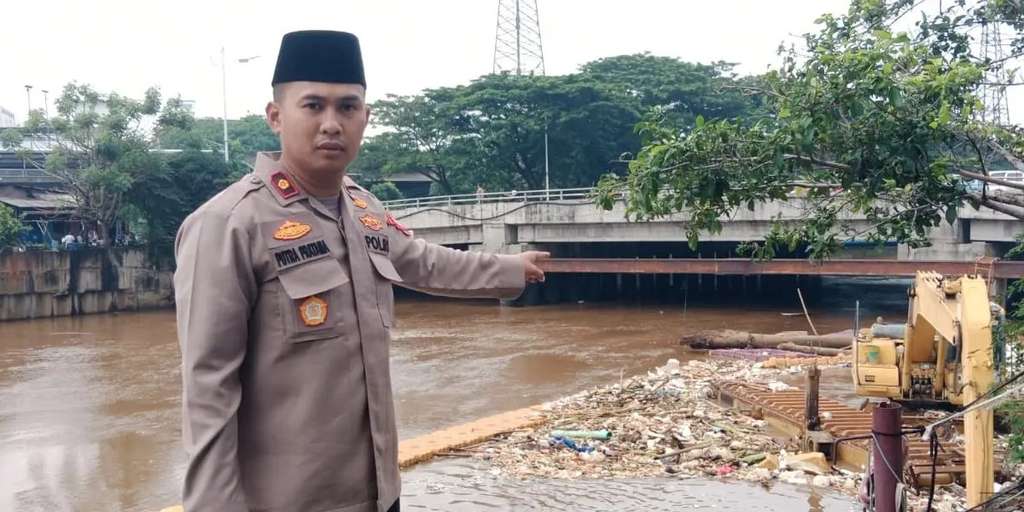 Kapolsek Tambora Polres Metro Jakarta Barat Kompol Putra Pratama menunjukan ditemukannya jasad seorang wanita di Banjir Kanal Barat.