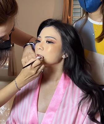 Memakai Lipstik