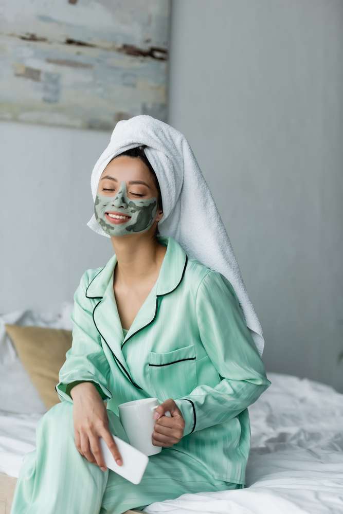 Memakai Clay Mask