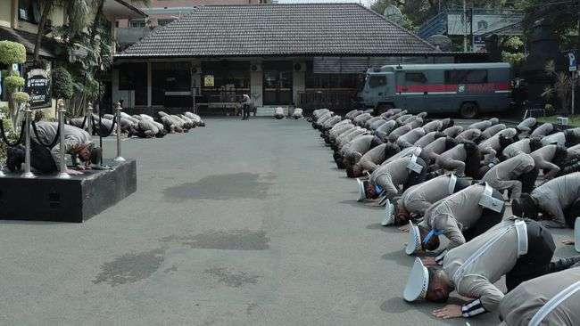 Kapolera Malang dan bawahannya sujud minta maaf ke korban tgragedi Kanjuruhan Kapolera Malang dan bawahannya sujud minta maaf ke korban tgragedi Kanjuruhan