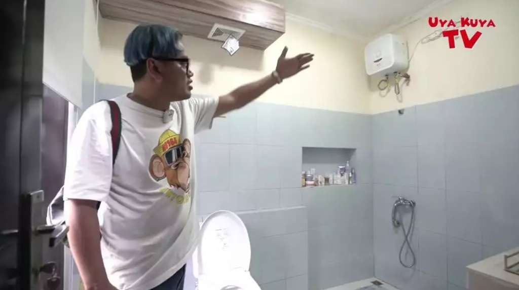 Kamar mandi Denise Chariesta