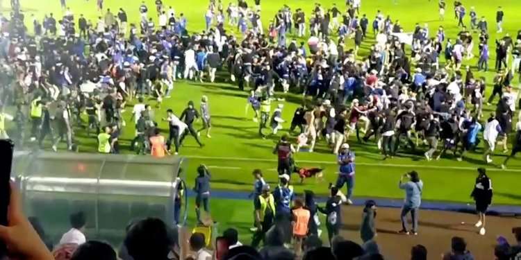 Penonton menyerbu lapangan Penonton menyerbu lapangan