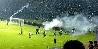 Gas aire mata ditembakkan ke tribun penonton Gas aire mata ditembakkan ke tribun penonton