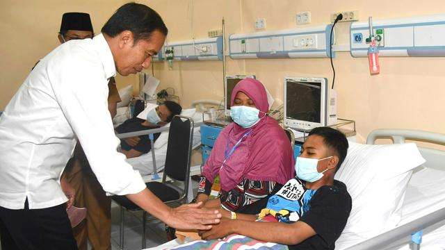 Presiden Jokowi saat mengunjungi kobrna selamat Tragedi Kanjuruhan Presiden Jokowi saat mengunjungi kobrna selamat Tragedi Kanjuruhan