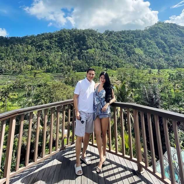 Potret mesra Ricky Subagja dengan Cica Andjani.