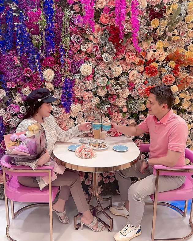 Potret mesra Ricky Subagja dengan Cica Andjani.