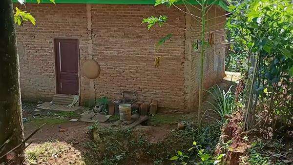 wanita pengusaha batu alam tinggal sendirian di rumah pinggir kuburan.