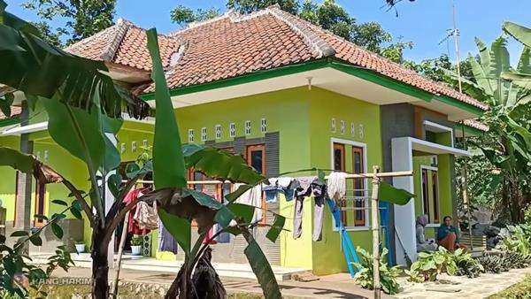 wanita pengusaha batu alam tinggal sendirian di rumah pinggir kuburan.