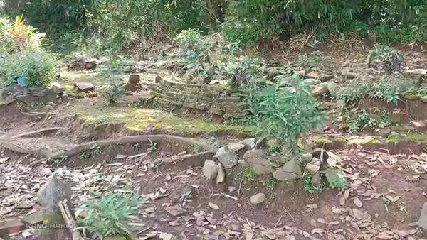 wanita pengusaha batu alam tinggal sendirian di rumah pinggir kuburan.