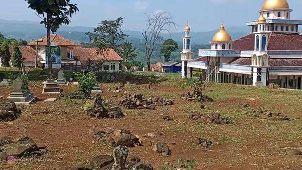 wanita pengusaha batu alam tinggal sendirian di rumah pinggir kuburan.