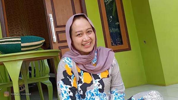 wanita pengusaha batu alam tinggal sendirian di rumah pinggir kuburan.