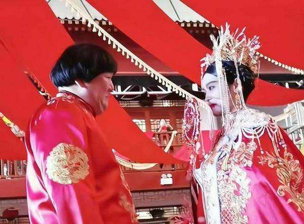 Pernikahan pasangan pengantin jadi omongan sedunia.