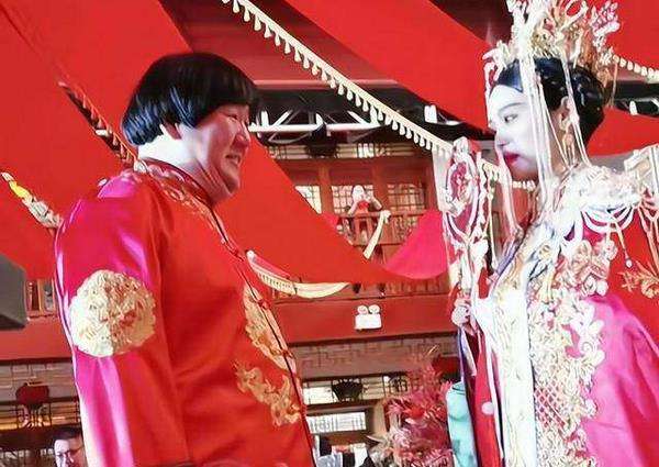 Pernikahan pasangan pengantin jadi omongan sedunia.