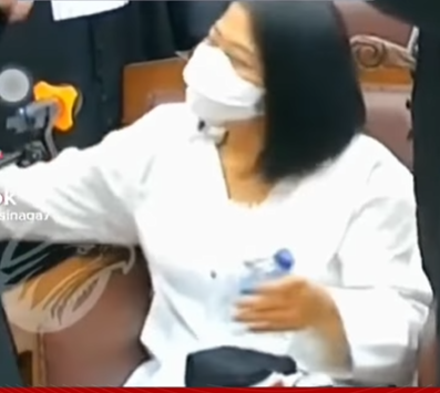 Viral Video Putri Candrawathi Bercanda dan Genit dengan Pengacara Saat Sidang