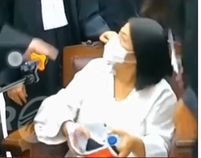 Viral Video Putri Candrawathi Bercanda dan Genit dengan Pengacara Saat Sidang