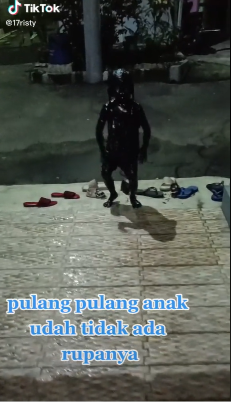 Apes! Bocah Kecebur Got sampai Berlumuran Lumpur Hitam