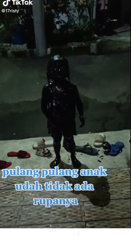 Apes! Bocah Kecebur Got sampai Berlumuran Lumpur Hitam