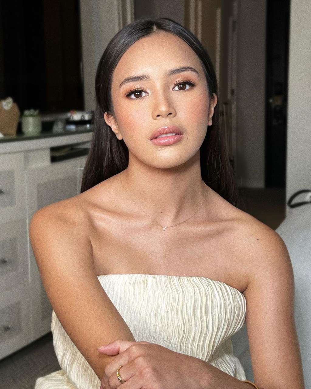 Beby Tsabina di Premiere Film 'Ticket To Paradise'