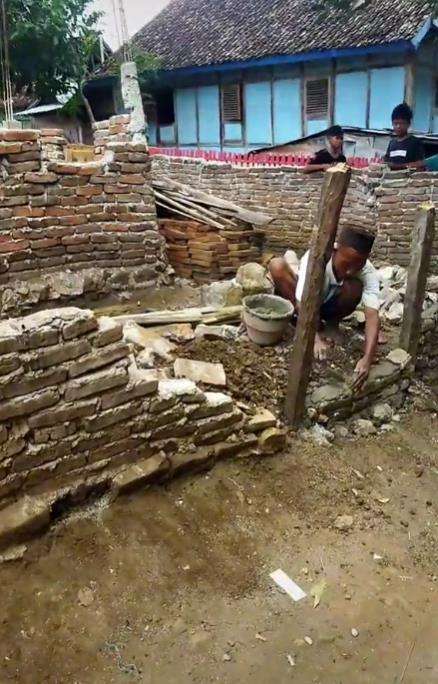 Bangun rumah sendirian hasilnya malah bikin kasihan.