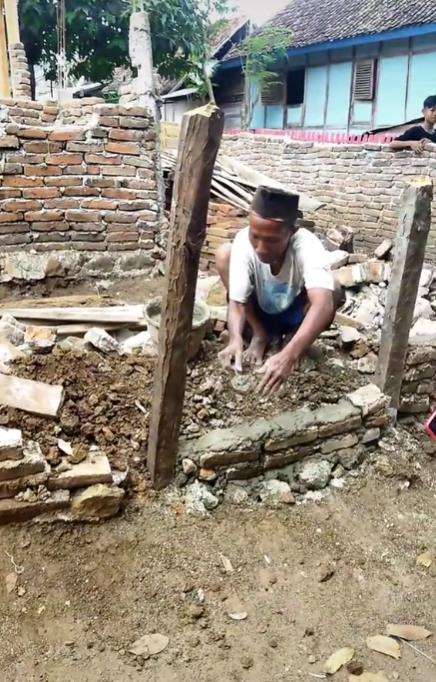 Bangun rumah sendirian hasilnya malah bikin kasihan.