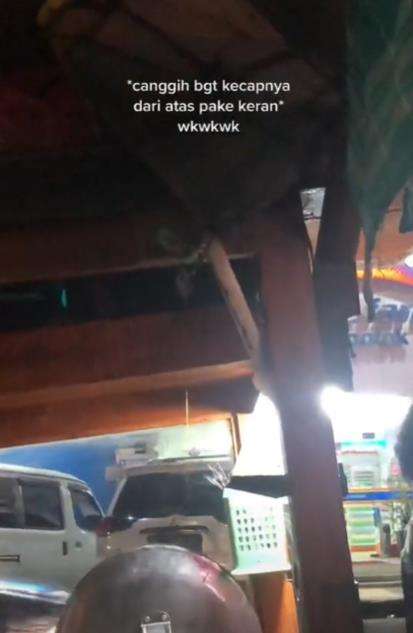 Penjual mie goreng tuang kecap pakai keran.